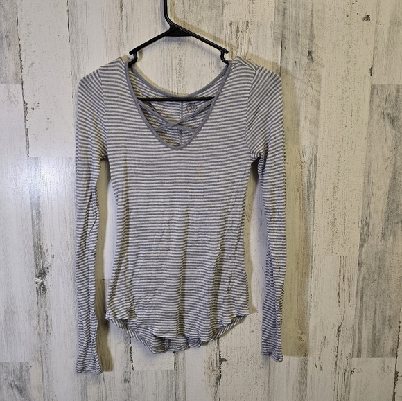 3/$15 SO Gray Striped fitted Long Sleeve Top women's size small - Picture 1 of 8